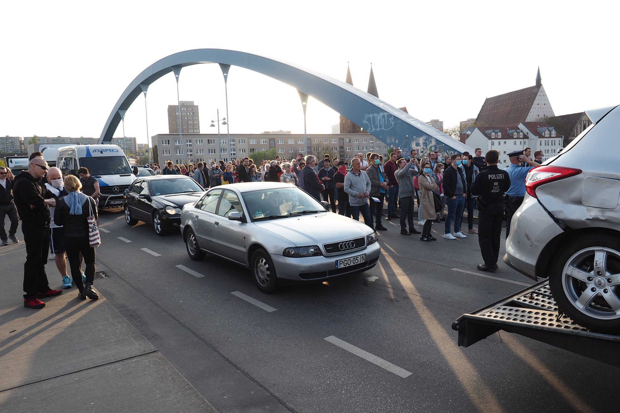 Figure 7: Demonstration “Let us go to work, let us go home” against border
                        closures on April 24th, 2020 on the city bridge between Frankfurt (Oder) and
                        Słubice. Photo: Janek Coppenhagen 2020