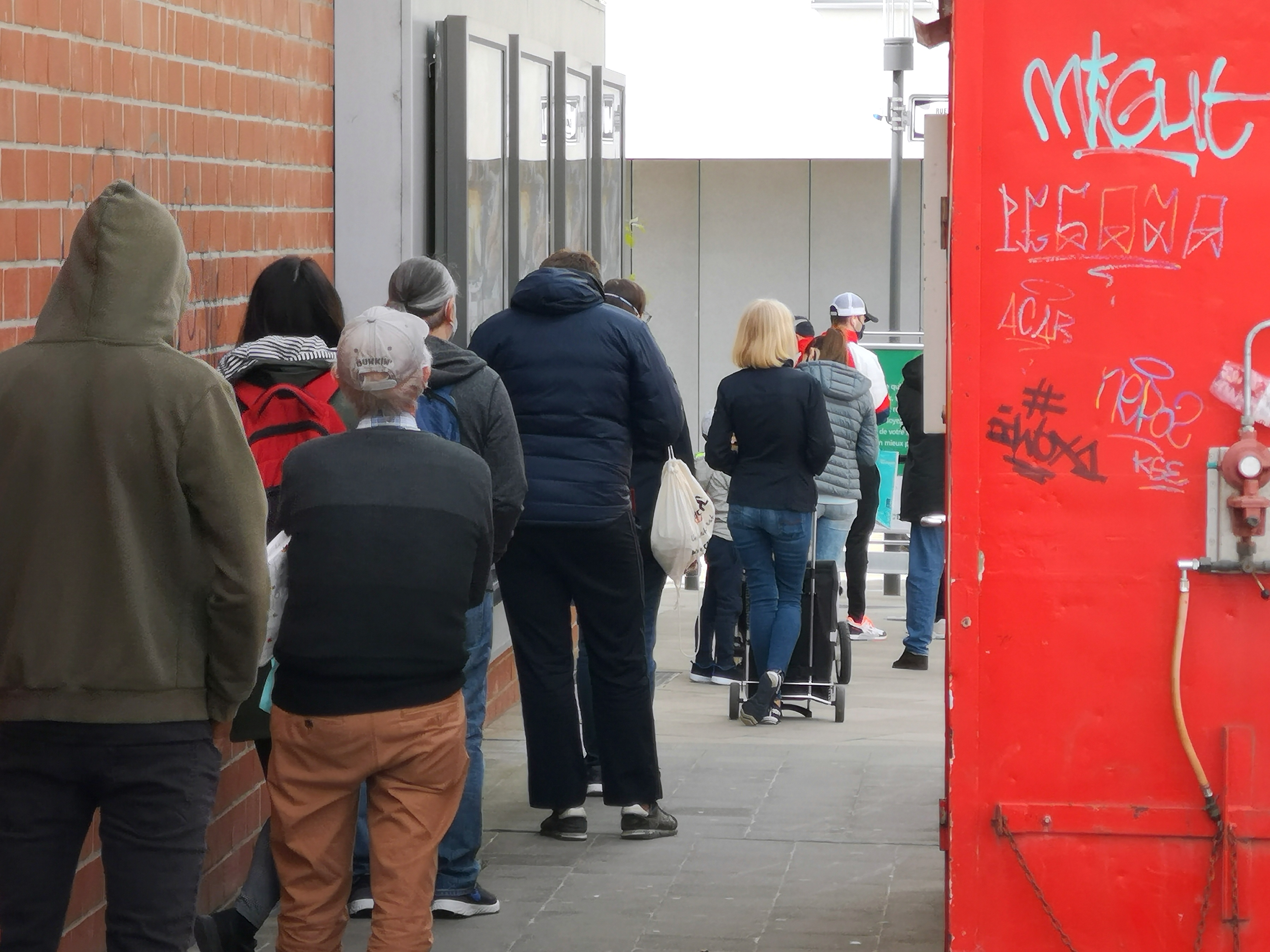 Figure 1: Waiting in line due to supermarket entry restrictions in
                        Luxembourg. Photo: Christian Wille 2020