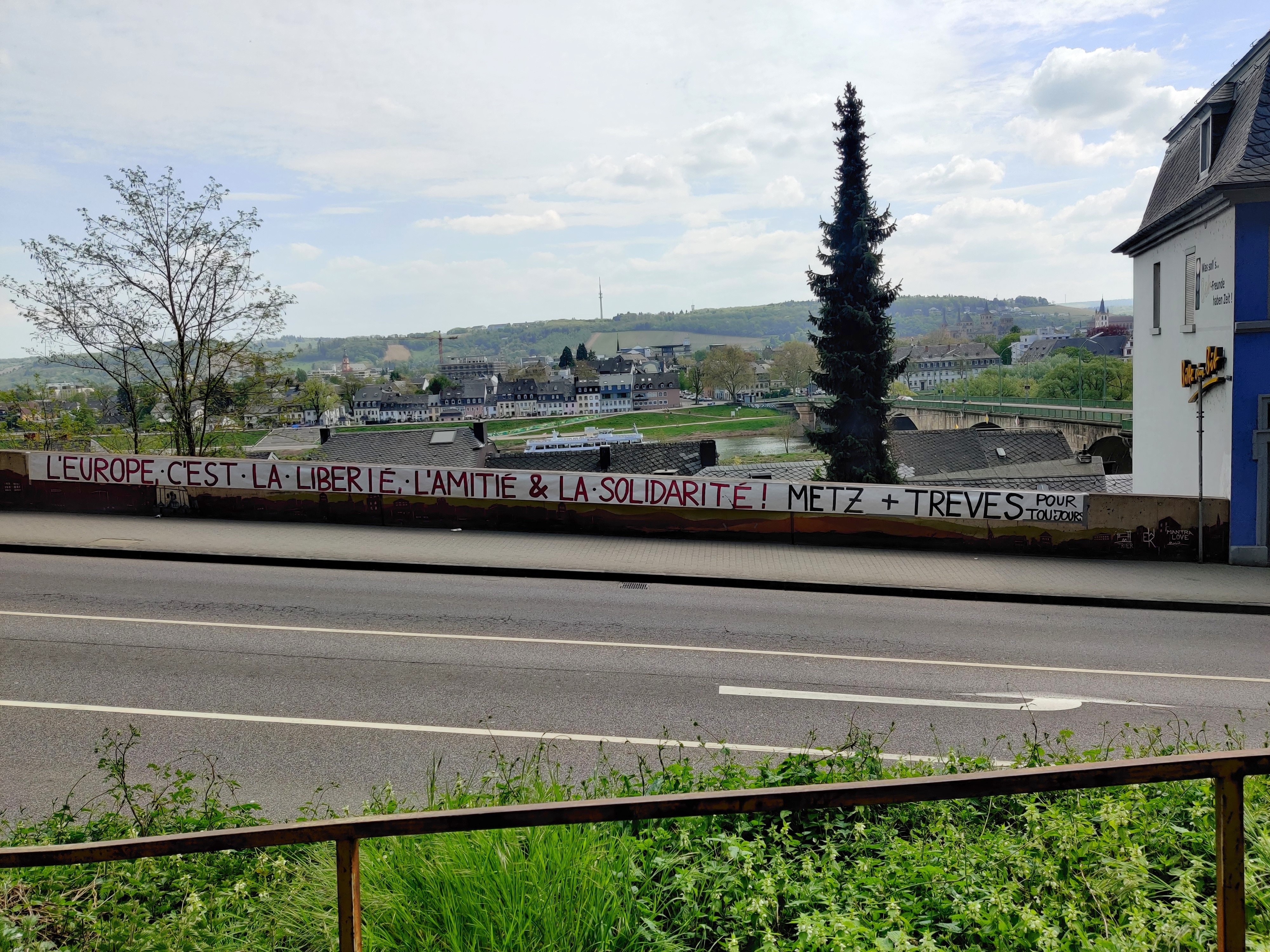 Figure 5: Banners of citizens’ initiatives: at a highway entrance in
                        Trier, Germany, “L’Europe, c’est la liberté, l’amitié et la solidarité. Metz
                        + Trèves pour toujours”. Photo: André Melzer 2020