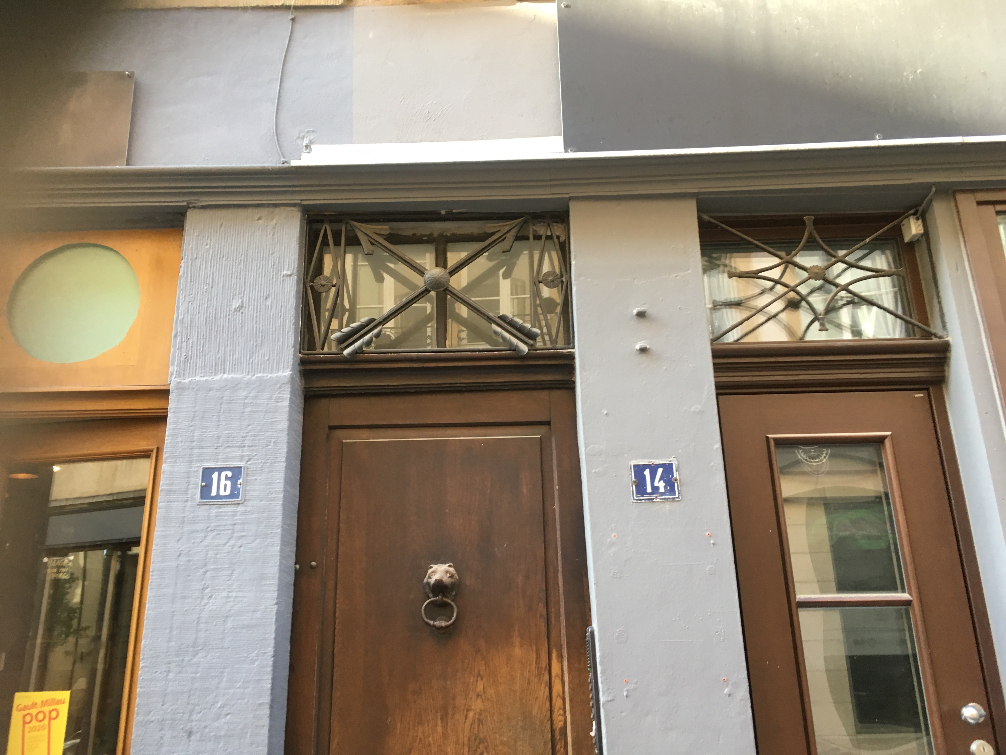 Pestpfeile über der Eingangstür des Hauses 16, Rue de la Boucherie in
                        Luxemburg-Stadt (Foto: privat)